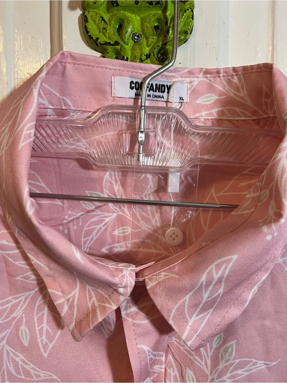 Mens XL pink Coofandy Hawaiian shirt w white leaf pattern Button Down closure